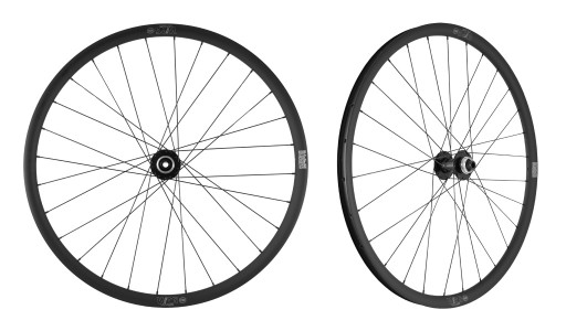 Kerékszett WAG 700C Gravel Disc Centerlock, iparis agyakkal 12x100/12x142 átüt. SH 11S 28H/28H (párban) fekete 525001501-525011501_AKER